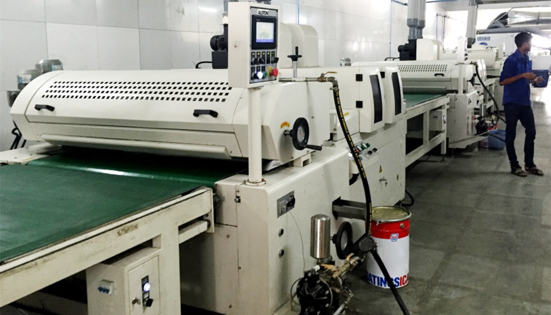 Công Nghệ Lớp UV Cho Tấm Nhựa Nội Thất: Lợi Ích & Ứng Dụng Hiện Đại 2025