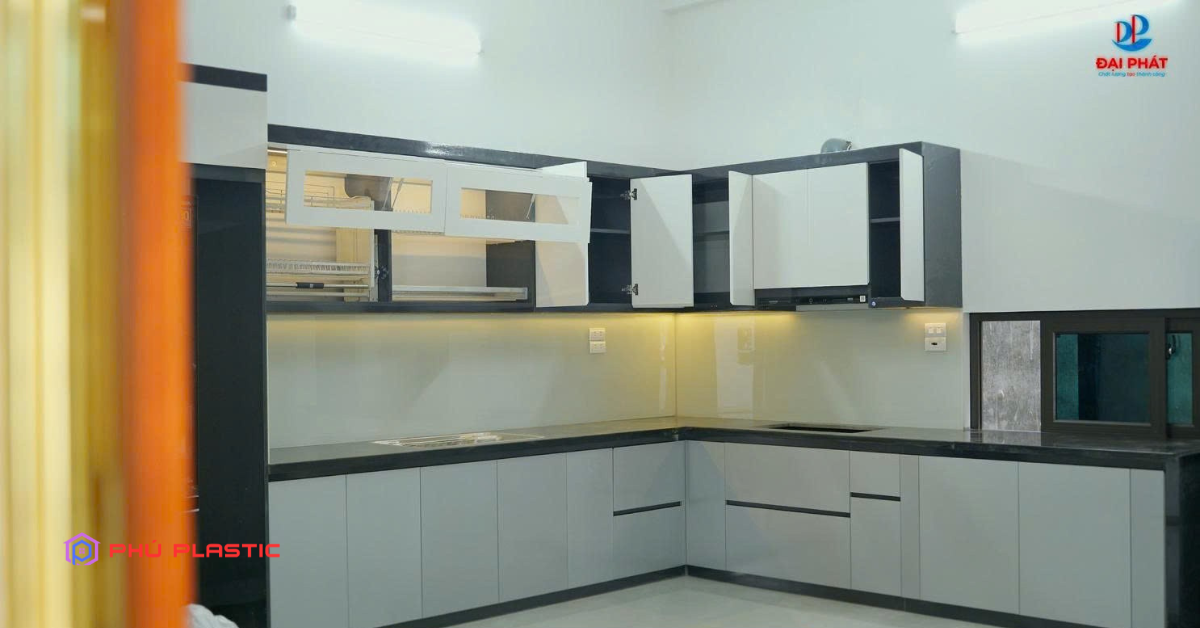 Hướng Dẫn Chọn Tấm Nhựa Làm Tủ Bếp – Đẹp, Bền Và An Toàn Cho Tổ Ấm 2025